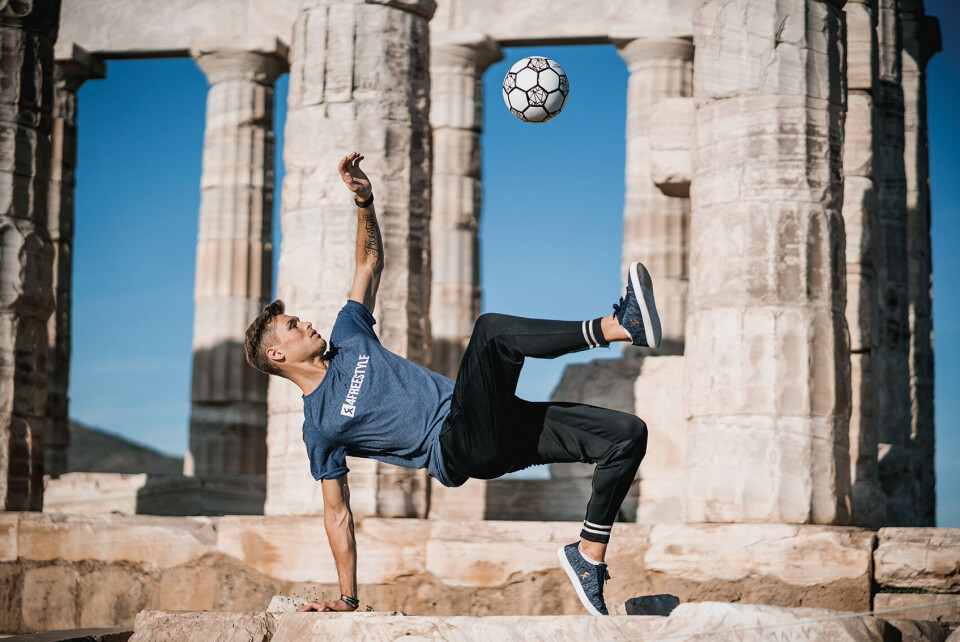 AROUND THE WORLD. Trikseferdighetene har ført Tobias Becs (29) verden rundt, som her på Akropolis i Athen. Han har deltatt på TV-show i Brasil sammen med Kaka, holdt oppvisninger med Zlatan, David Silva og mange av verdens største fotballstjerner, og gjort spektakulære stunts med ball. Foto: Off-Pitch Media