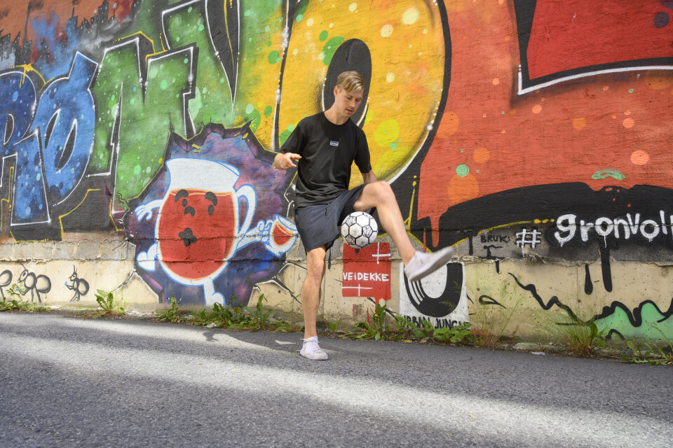 Tobias Becs har flere VM- og EM-titler i fotballtriksing og har de siste årene reist verden rundt og levd av sine ballkunster. Foto: Trond Joelson, Byggeindustrien