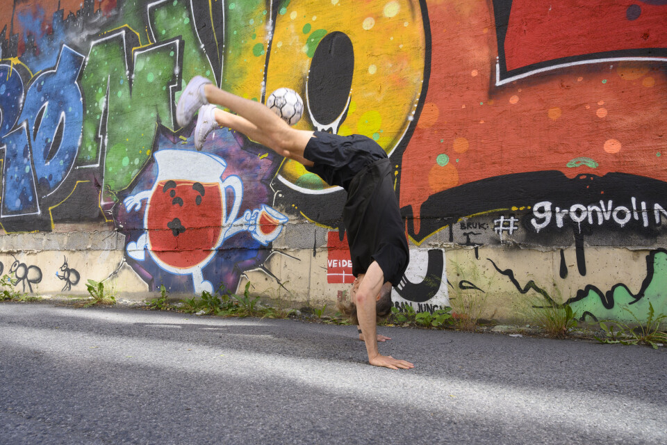 Tobias Becs har flere VM- og EM-titler i fotballtriksing og har de siste årene reist verden rundt og levd av sine ballkunster. Foto: Trond Joelson, Byggeindustrien
