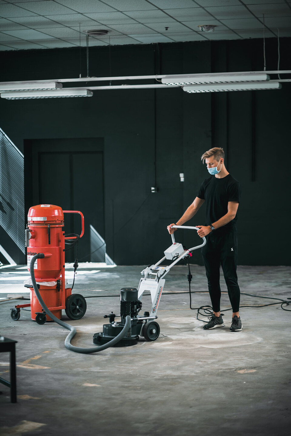 EGENINNSATS. – Å bygge dette senteret ble et slags dugnadsprosjekt, hvor jeg fikk utrolig god hjelp av venner og familie. Jeg hadde ingen bakgrunn som håndverker, men fant stor glede i å gjøre jobben selv og se resultater, sier Tobias Becs. Her er han i gang med å pusse gulvet i det 600 kvadratmeter store lokalet. Foto: Off-Pitch Media