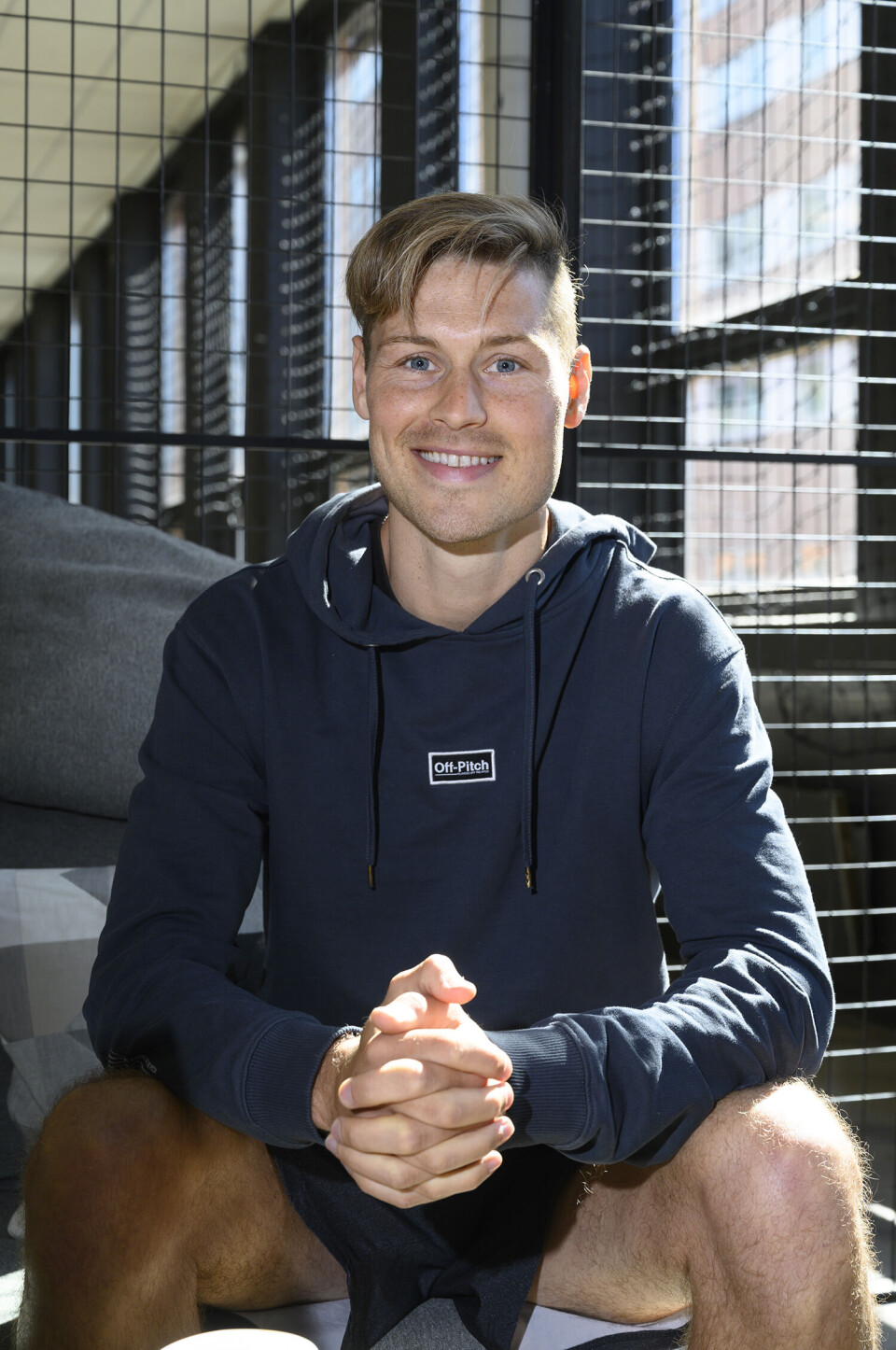 Tobias Brandal Busæt, alias Tobias Becs, mangeårig verdensmester i fotballtriksing, har bygget opp sitt eget gatefotballsenter i Oslo. Foto: Trond Joelson.