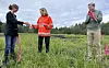 Vegdirektør Ingrid Dahl Hovland klippet snora på Myrvang fuglepark i Lunner kommune, med hjelp av nestleder i BirdLife, Anne Gri Stenbråten, og ordfører Harald Tyrdal. Foto: Per Kollstad/Statens vegvesen