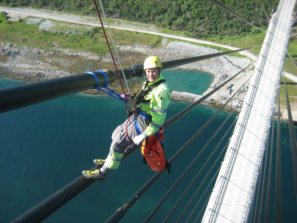 -Skal opp i toppen av tårna på Helgelandsbrua igjen i sommer, og ned med tau for å inspisere toppfestet av skråstagene, - det blir siste turen på den brua som jeg har vært «fastlege» på i 25 år… -Skal opp i toppen av tårna på Helgelandsbrua igjen i sommer, og ned med tau for å inspisere toppfestet av skråstagene, - det blir siste turen på den brua som jeg har vært «fastlege» på i 25 år…Foto: privat