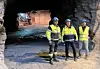 Fra venstre: Daglig leder Bjørn Ketil Mork i Isola Skifer Rogne AS, direktør for drift, logistikk og IT i Isola, Steffen-Andre Welfler og Ibai Lihoreau fra BMI. Foto: Isola