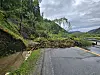 Et ras over fylkesvei 30 i ved Åsan i Midtre Gauldal har gjort at veien er stengt i begge retninger. Styrtregnet i Trøndelag har ført til at flere veier er stengt, og flere hus kan bli rammet av vannmengdene. Foto: Joakim Halvorsen / NTB