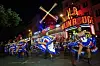 At vindmøllebladene er tilbake på Moulin Rouge ble feiret med cancan-dans fredag. Foto: Thibault Camus / AP / NTB