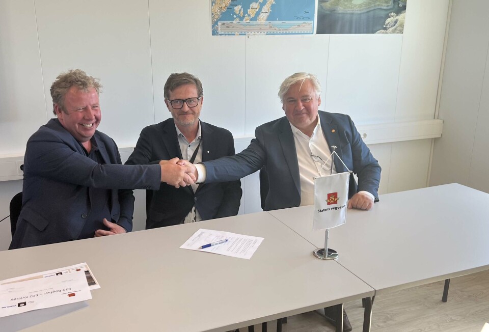 Fortsetter det gode samarbeidet: Stangeland Maskin og Implenia Norge signerer kontrakten til E02 Kvitsøy i juni i år. F.v.: Daglig leder i Stangeland Maskin, Tommy Stangeland – Adm.dir. i Implenia Norge, Berger Johannessen og Utbyggingsdirektør i Statens vegvesen, Kjell Inge Davik. Klikk for større versjon Fortsetter det gode samarbeidet: Stangeland Maskin og Implenia Norge signerer kontrakten til E02 Kvitsøy i juni i år. F.v.: Daglig leder i Stangeland Maskin, Tommy Stangeland – Adm.dir. i Implenia Norge, Berger Johannessen og Utbyggingsdirektør i Statens vegvesen, Kjell Inge Davik.