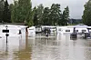 Campingvogner sto under vann på Beverøya i Telemark etter at det kom kraftig lokal nedbør. Styrtregnet ble ikke varslet på forhånd. Foto: Ole Berg-Rusten / NTB