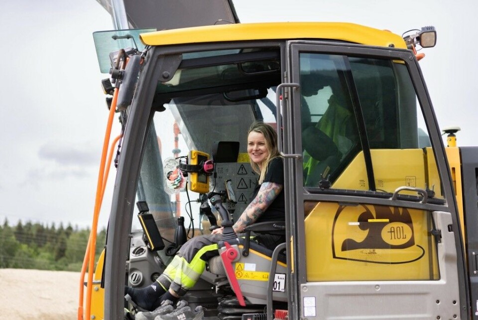 Maskinfører Ariel Myren i Arne Olav Lund AS gleder seg til å delta i Prideparaden. Maskinfører Ariel Myren i Arne Olav Lund AS gleder seg til å delta i Prideparaden. Foto: TRY