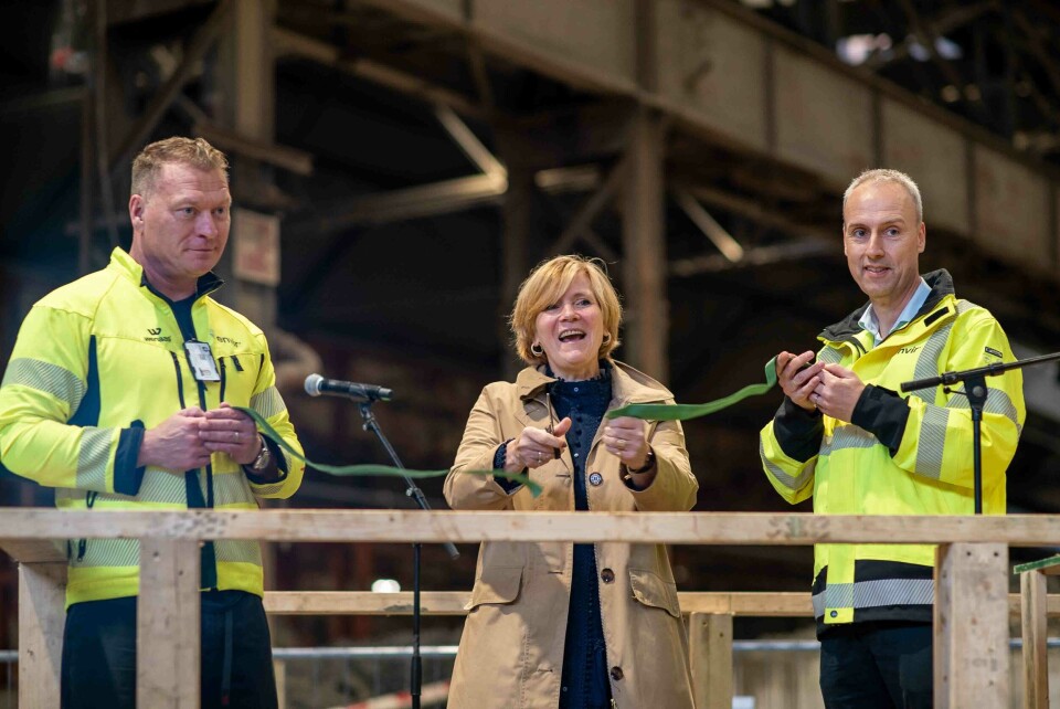 Hovedeier Simon Simonnæs i Envir (fra venstre), byrådsleder Christine Meyer i Bergen og daglig leder Kolbjørn Akervold i Envir åpnet anlegget. Foto: Envir