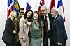 Cecilie Myrseth (med mobilen) tar en selfie med andre Efta-topper i organisasjonens hovedsete Genève: fungerende Efta-generalsekretær Siri Veseth Meling, Islands utenriksminister Thordis Gylfadottir, Liechtensteins utenriksminister Dominique Hasler, Sveits' næringsminister Guy Parmelin. T.h.: Chiles utenriksminister Alberto van Klaveren Stork. Foto: Cyril Zingaro / Keystone via AP/ NTB