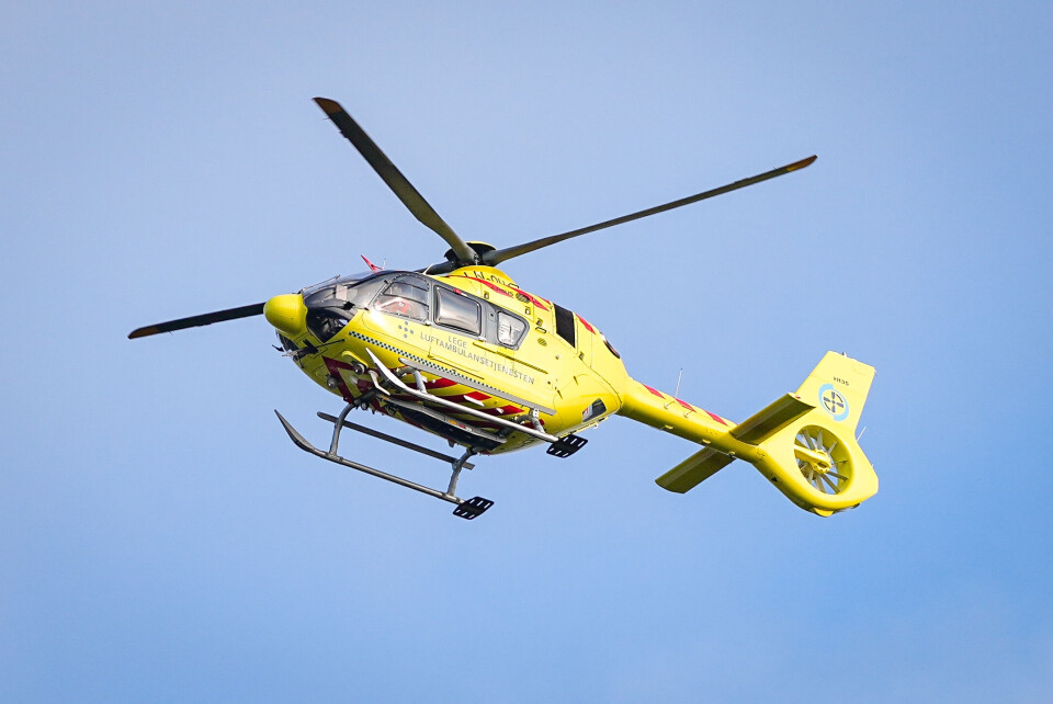 Den skadde mannen i 50-årene er fløyet til Ullevål sykehus etter en arbeidsulykke i Løten. Den skadde mannen i 50-årene er fløyet til Ullevål sykehus etter en arbeidsulykke i Løten. Foto: Beate Oma Dahle / NTB