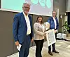 F.v. Jon Sandnes, styreleder Standard Norge, Anne Rønning og Jacob Mehus, administrerende direktør i Standard Norge. Foto: Standard Norge