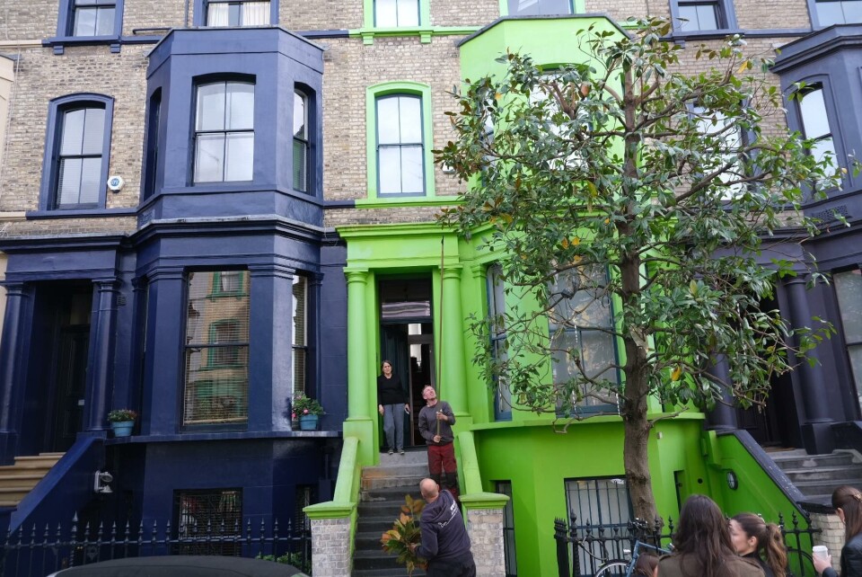 Pastellfargede bygg i Lancaster road på Notting Hill i London. Foto: Marius Lysø