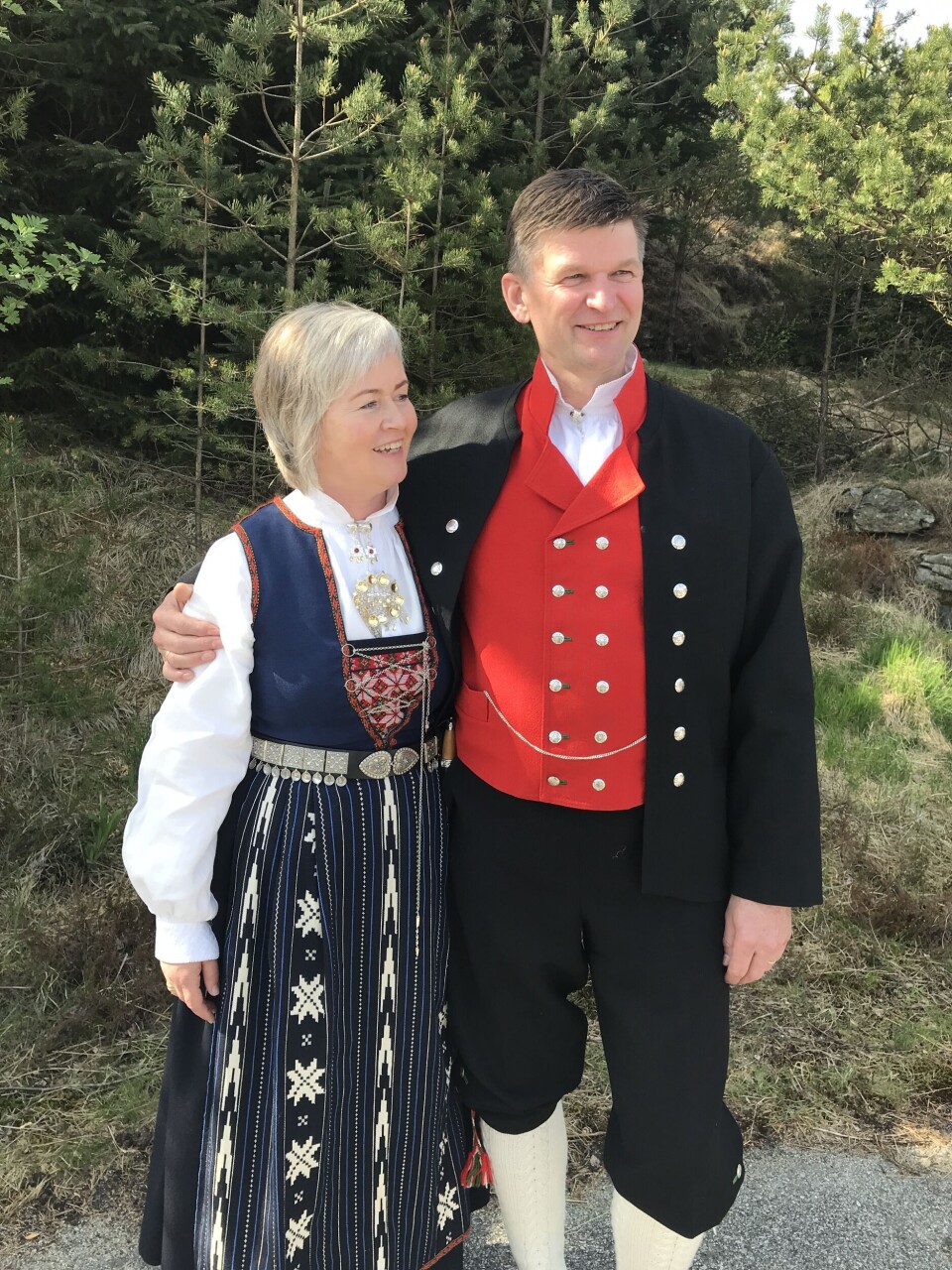 Arne Birkelands sunnhordalandbunad er sydd av hans mor. Her sammen med kona Siv, som han har kjent siden han var seks år gammel. Foto: Privat