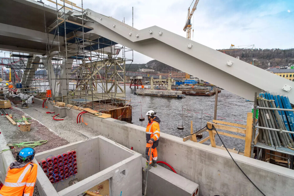 Det fylles Glasopor mellom støttemurer der de nye perrongene bygges. Det fylles Glasopor mellom støttemurer der de nye perrongene bygges. Foto: TUM Studio