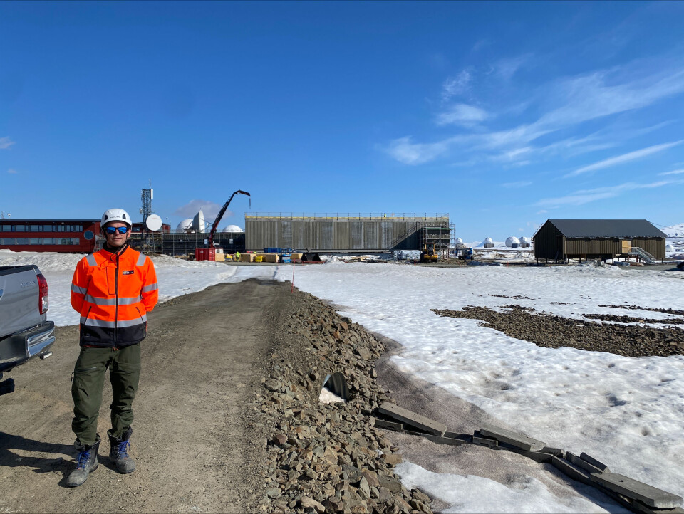 Ola Fostervoll, prosjektleder i LNS Spitsbergen, opplyser at de har utført byggearbeider gjennom hele mørketiden med vind, 45 effektive kuldegrader og nordlyset over dem. Foto: LNS Spitsbergen