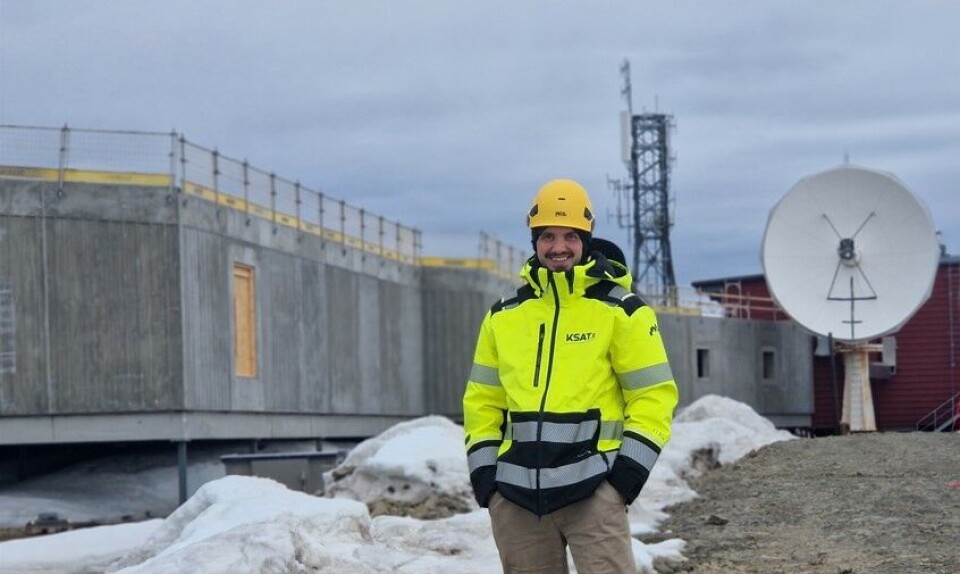 Prosjektleder i KSAT, Jo Gytri, forteller at det alltid vil være risiko forbundet med større arbeider på Svalsat. Foto: KSAT