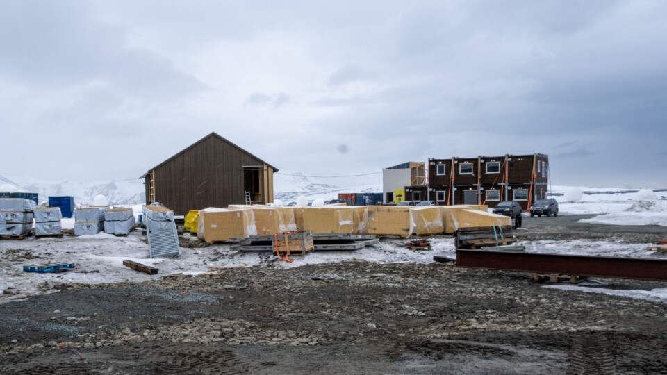 Generatorbygg og brakkerigg på Svalsat. Foto: Marius Lysø