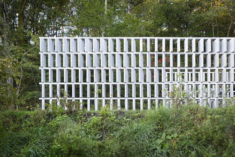 Innimellom trærne i Karuizawa i Japan har en designerbolig med karbonfangende betongvegger kommet opp. Foto: Nendo