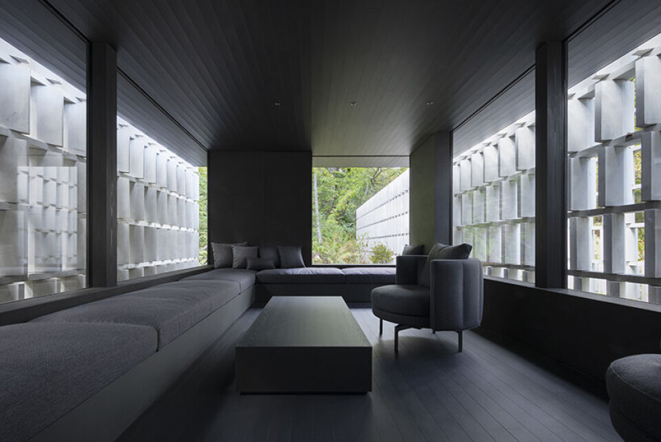 Betongskjermene er utformet og vinklet for å styre mulighetene for inn- og utsyn. Foto: Nendo