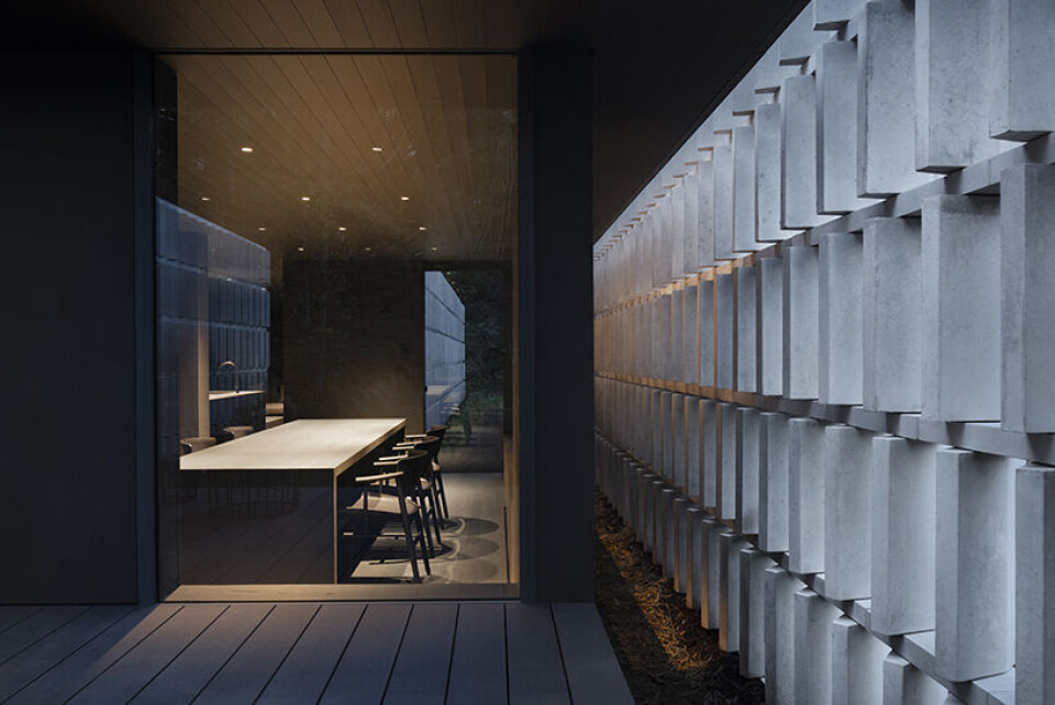 Betongskjermene er utformet og vinklet for å styre mulighetene for inn- og utsyn. Foto: Nendo