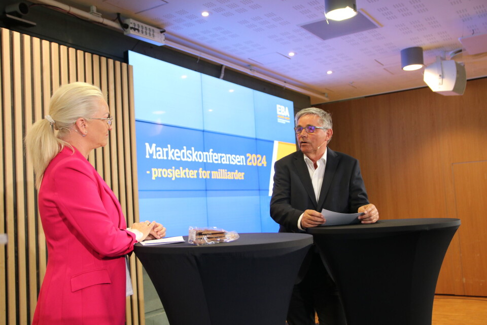 Møteleder, direktør kommunikasjon i EBA,Christine Holtan Bøgh og konsernsjef i Tronrud Eiendom og tidligere styreleder i EBAO, Haakon Tronrud. Foto: Arve Brekkhus