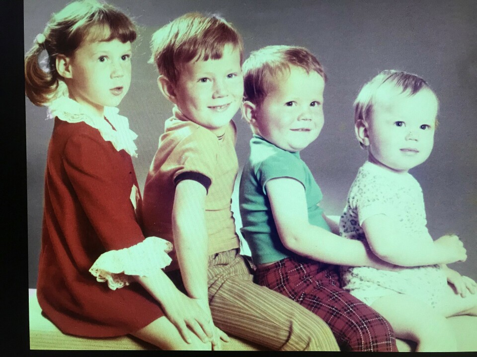 FIRE I FAMILIE. Han fikk aldri se lillebror Terje vokse opp, men John-Erik Reiersen (nummer to fra venstre) hadde storesøster Ruth (fra venstre) og lillebrødrene Bjørn Harald og Roy med seg i oppveksten. Foto: Privat