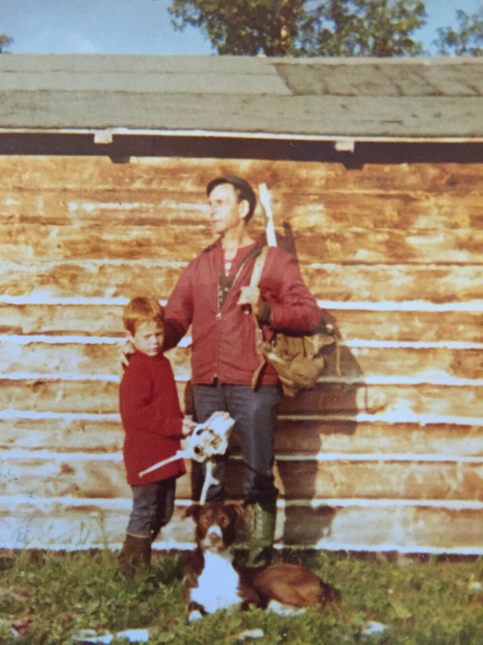 JOHN OG JOHN. Far var mye borte, men John-Erik Reiersen hadde mye kontakt med besteforeldrene Johannes og John, som han er oppkalt etter. Farfar Johannes prøvde å kurere barnebarnets sjøsyke med eksponeringsterapi uten spesielt hell, og morfar John (avbildet) tok blant annet barnebarna med på fjelltur. Foto: Privat