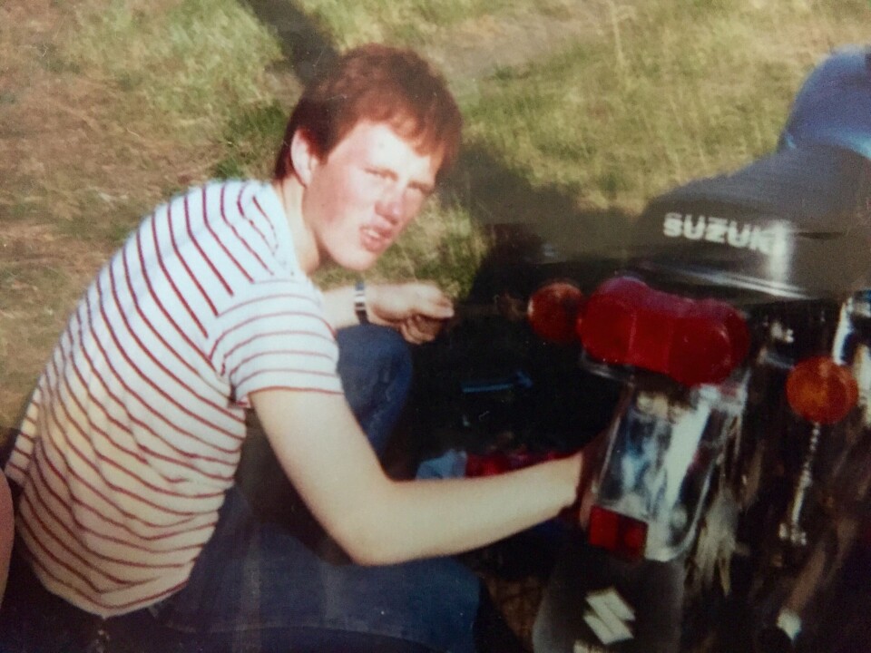 Her fordyper John-Erik Reiersen seg i maskineriet på sin første 100-kubikker. Foto: Privat