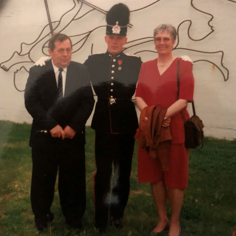 FAMILIÆRE FOTSPOR. John-Erik Reiersen kommer fra en lang militær tradisjon. Far Per var offiser i hærens kløvkompani, og mor Grete lagde mat til soldatene i Skjold. Her fra uteksamineringen på Krigsskolen. Foto: Privat