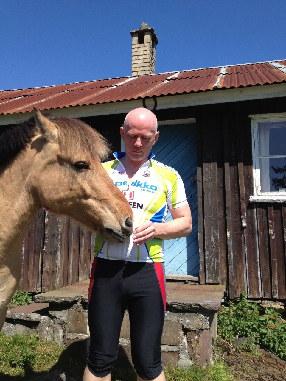 HESTEKREFTER. Alle Reiersen-guttene måtte lære seg å ri, men eldstemann blant brødrene ble aldri kjempegod. Han hadde mer tekken på maskiner. Foto: Privat