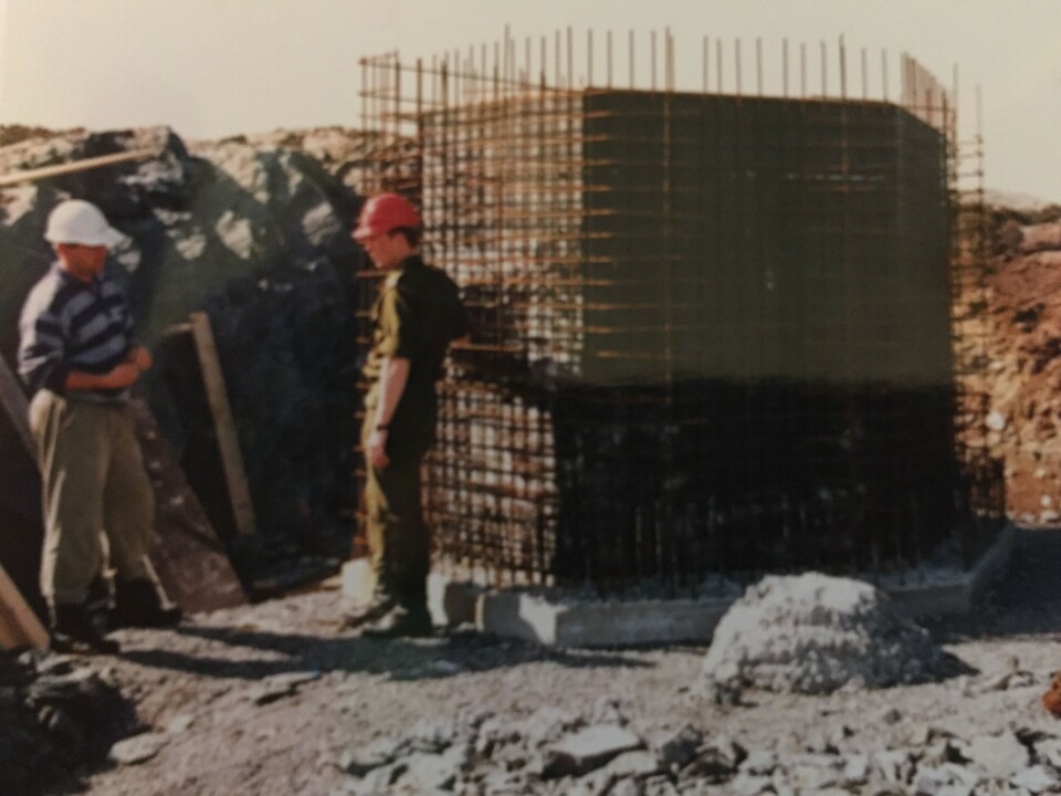 OFFISER OG BETONGMANN. Betongfortifikasjoner er ikke som andre betongkonstruksjoner. Her står Reiersen med en anleggsleder med lite forståelse for armeringsplanen. Foto: Privat