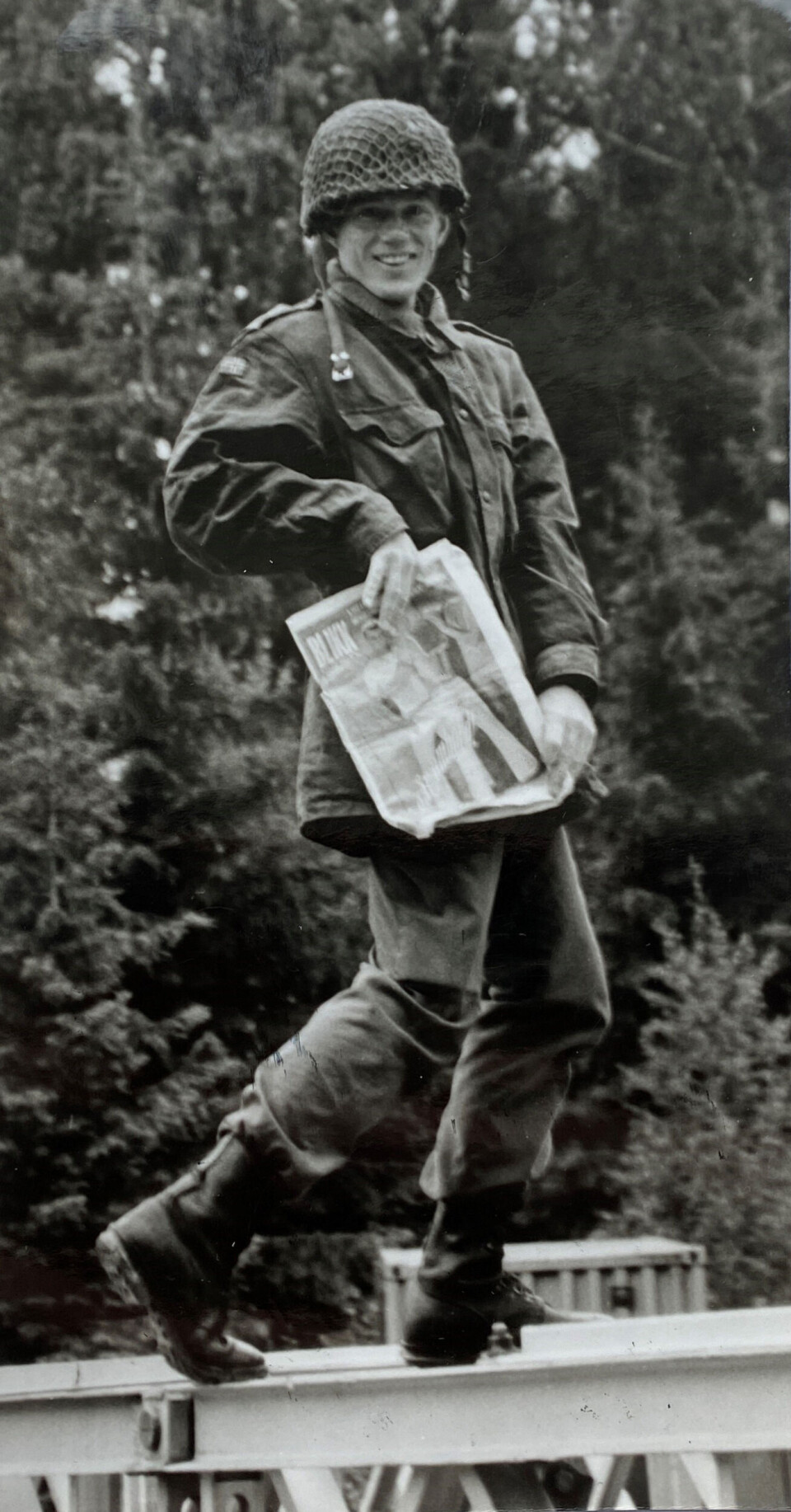 Selv om han aldri har vært så opptatt av homokampen, gikk John-Erik Reiersen resolutt til kamp mot det han mente var utdaterte holdninger i forsvaret. Her poserer han med det skjeve tidsskriftet Blikk i uniform på en bailey-bru han hadde satt opp. Foto: Privat