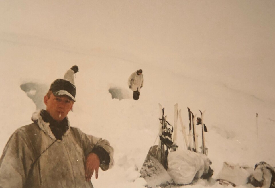 GUTTA I RØYKEN. John-Erik Reiersen varmer seg på en røyk ute ved finskegrensen. Foto: Privat