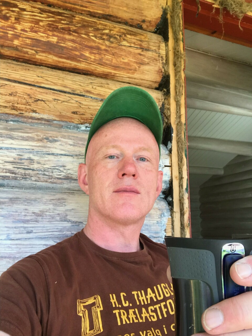 TØMMERMANN. Betong Norge-sjefen jobber mye med tre på fritiden, og har selv pusset opp både ei gammel tømmerhytte fra 1952 og huset sitt på Lier fra 1964. Huset kjøpte han sammen med ektemannen i 2021, og Reiersen koser seg med tømrerjobben. – Jeg har gjort alt utenom bad og elektro og den typen oppgaver. Bestefar var båtbygger, og jeg pleide å sitte og se på ham da han bygde disse små trebåtene. Jeg er nok arvelig belastet, sier Reiersen. Foto: Privat