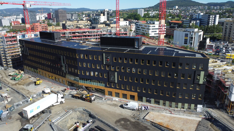 På Veidekkes nye hovedkontor har tre av fire hele fasader solcelleanlegg. Foto: Marius Lysø