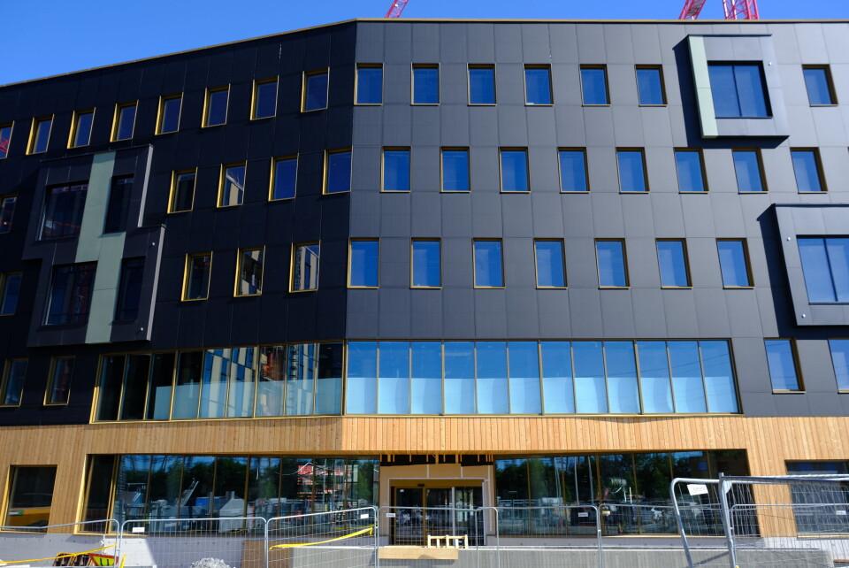 På Veidekkes nye hovedkontor har tre av fire hele fasader solcelleanlegg. Foto: Marius Lysø