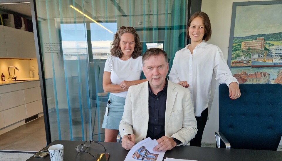 Solid Entreprenør skal blant annet bygge Værstetorvet nord i Fredrikstad for Værste AS. Kontrakten ble signert av daglig leder Arild Borgersen, med byggherrens representanter Nina Stene Wilhelmsen (t.v) og Henriette Stiansen-Borgevad.