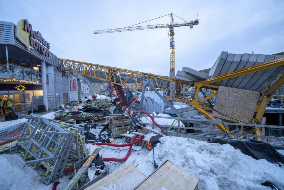 En kvinne omkom da en heisekran veltet over kjøpesenteret Melhustorget fredag morgen. En kvinne omkom da en heisekran veltet over kjøpesenteret Melhustorget fredag morgen. Foto: Gorm Kallestad / NTB