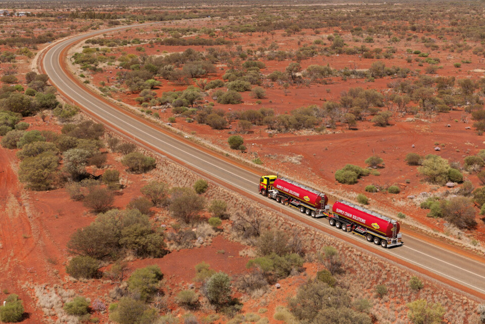 De digre lastebilene som var på vei gjennom ørkenen i West Australia, gjorde et inntrykk på Volvo-sjefen.