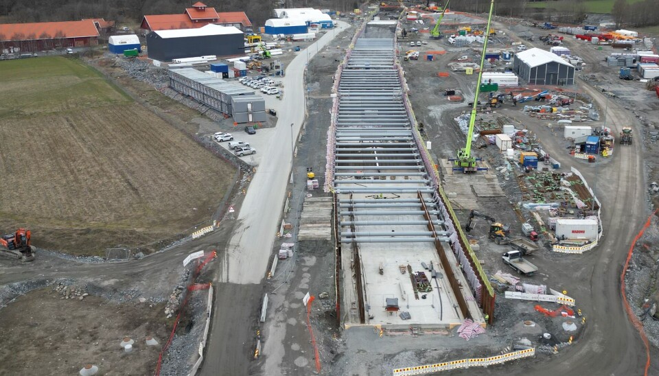 Dette bildet er tatt i april 2023 i den sørlige enden av jernbaneutbyggingen i Moss. Like ved bygges det ytterligere en jernbanekulvert skal legges under Larkollveien. Dronefoto: Øystein Stavdal Paulsen/Bane Nor