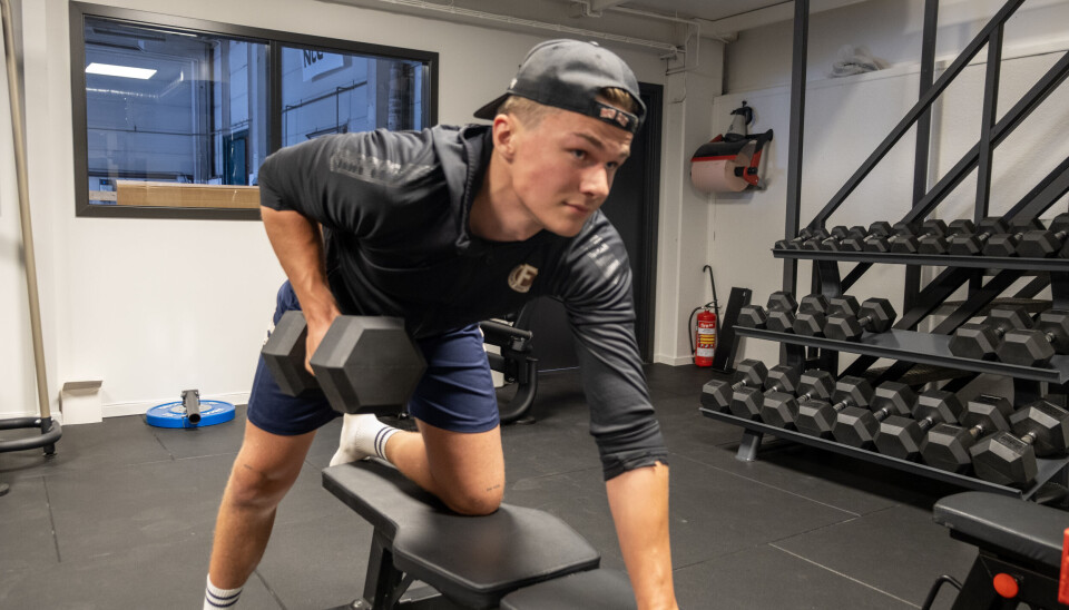 Anleggsrørlegger-lærling Felix Nordhagen sier det er et pluss å tåle mer med lange dager og tungt arbeid. Foto: Marius Lysø