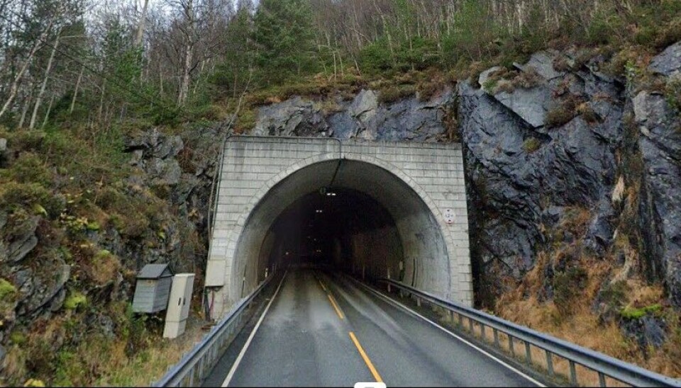 Selvågtunnelen er en tunnel på fylkesvei 653 i Ulstein kommune i Møre og Romsdal, og sto ferdig i 1979. Foto: Google maps