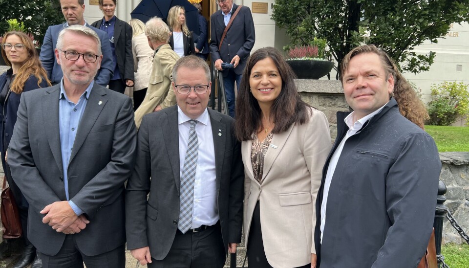 Fra venstre direktør i Forsvarsbygg Thorbjørn Thoresen, forsvarsminister Bjørn Arild Gram, administrerende direktør Nina Solli i NHO Byggenæringen og administrerende direktør i EBA Audun Blegen.