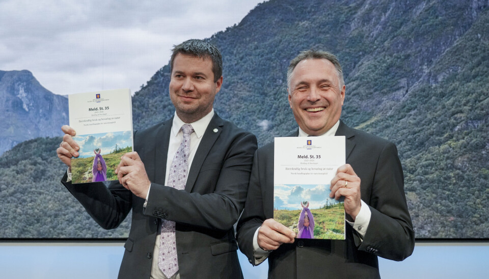 Klima- og miljøminister Tore O. Sandvik (Ap) og landbruks- og matminister Geir Pollestad (Sp) legger fram regjeringens stortingsmeldingen om naturmangfold. Foto: Ole Berg-Rusten / NTB