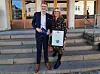 Varaordfører Andreas Brännstrøm overrakte klimaprisen til Pretec ved daglig leder Nina Pettersen. Foto: Sarpsborg kommune