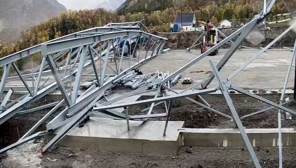 En stålkonstruksjon raste i kraftig vind på Skjervøy tirsdag. Foto: Panelbygg