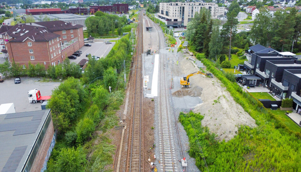 Bildet er fra i sommer da NCC tilpasset eksisterende plattformer til nye togsett på Fjellhamar stasjon. Foto: Marius Lysø