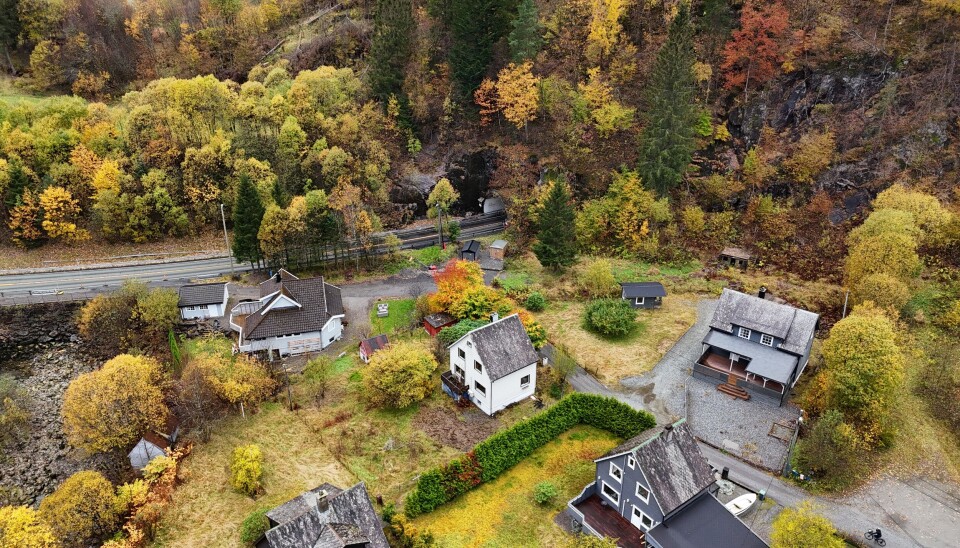 Vaksdal er et av områdene der prosjektet planlegger å starte opp berg- og skredssikring av anleggsområdene først. Midt på bildet ser vi dagens E16.